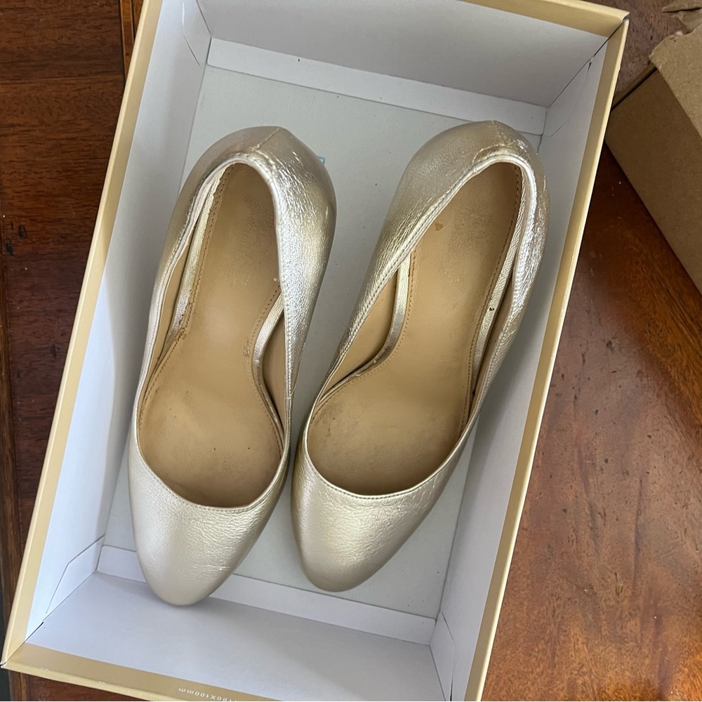 Michael Kors Gold Pumps